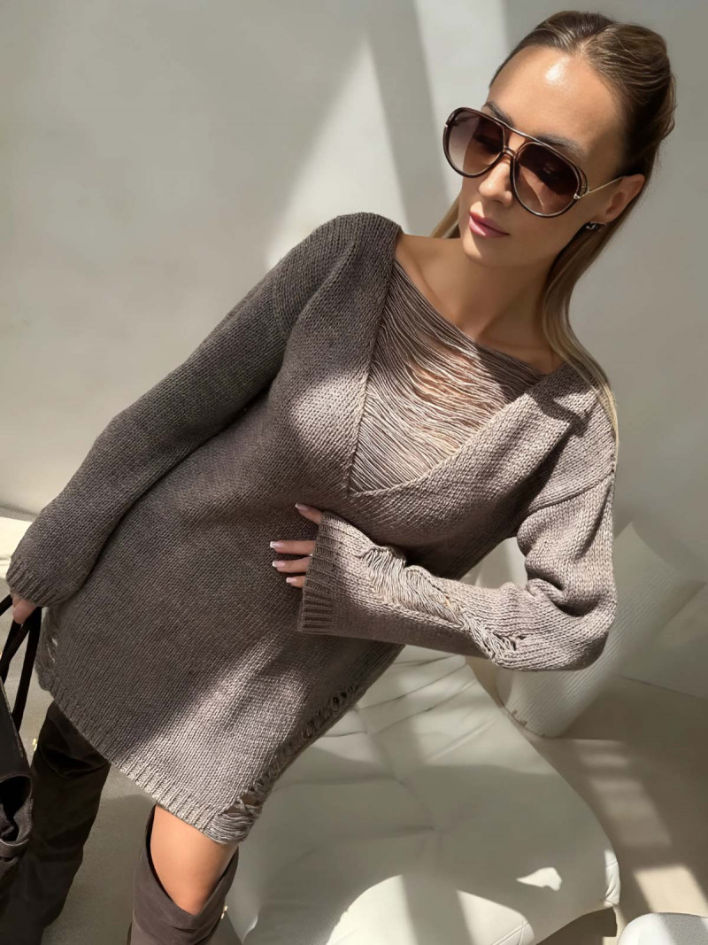 Wełniany długi sweter z rozcięciami DIEDRE - cappuccino