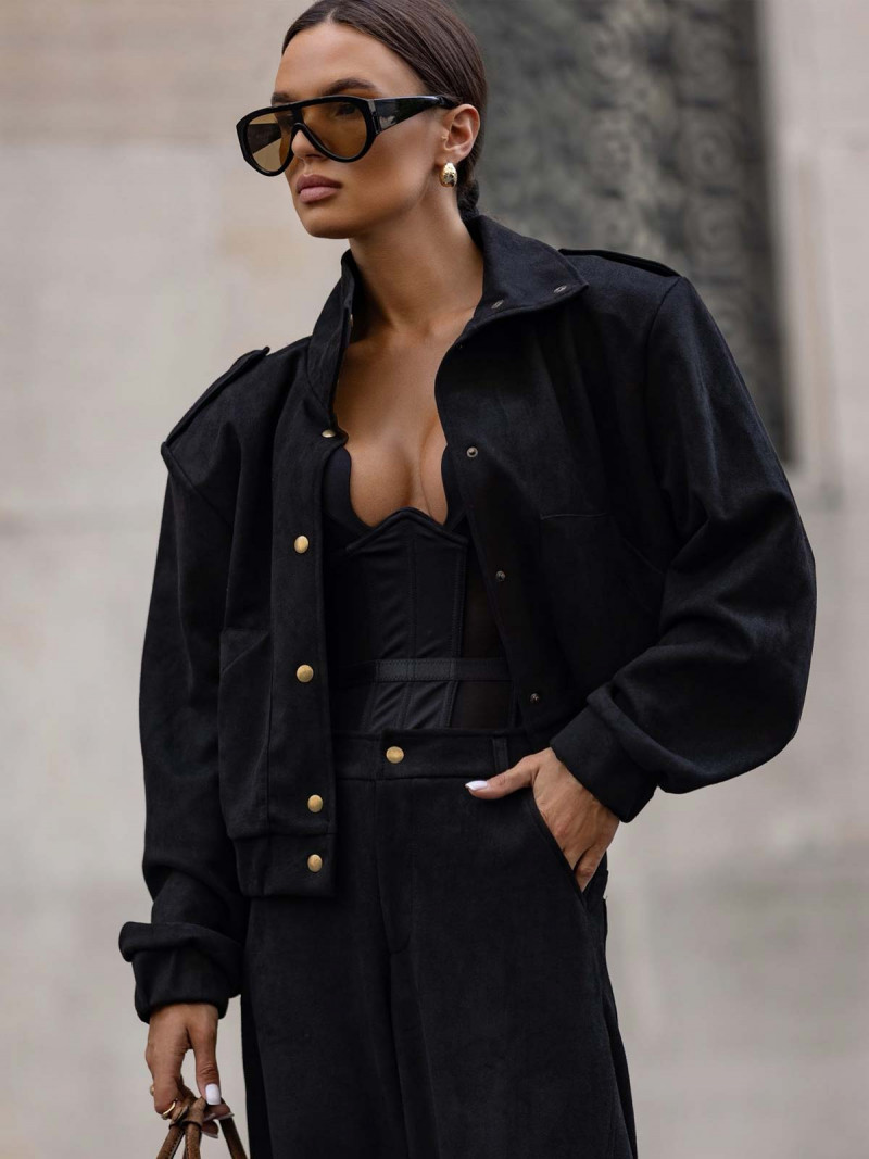 Zamszowa krótka kurtka z pagonami MILDRED - czarna