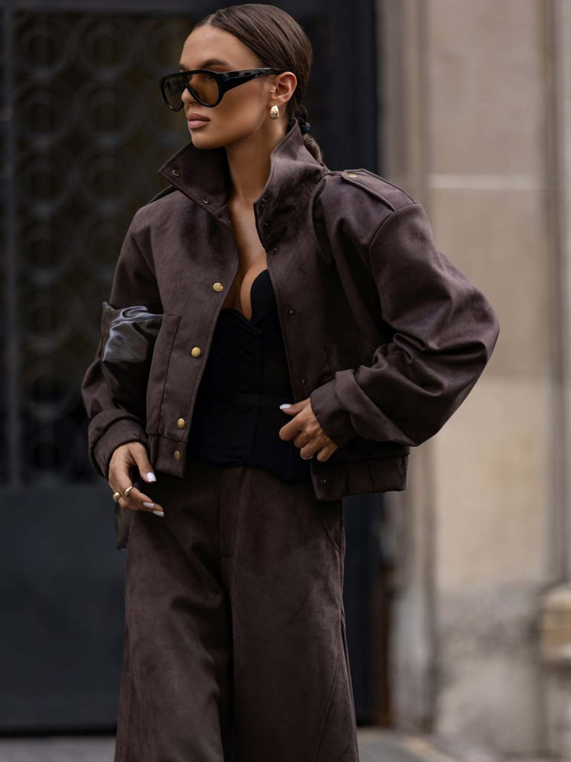 Zamszowa krótka kurtka z pagonami...