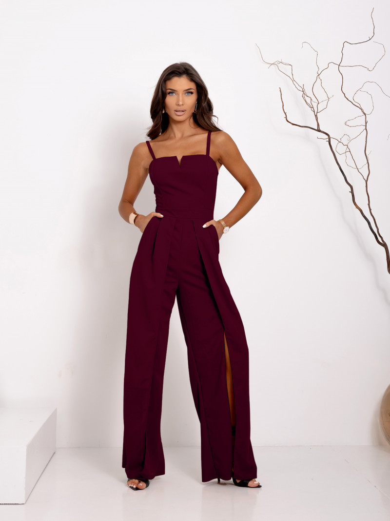 Kombinezon z rozcięciami na nogawkach...