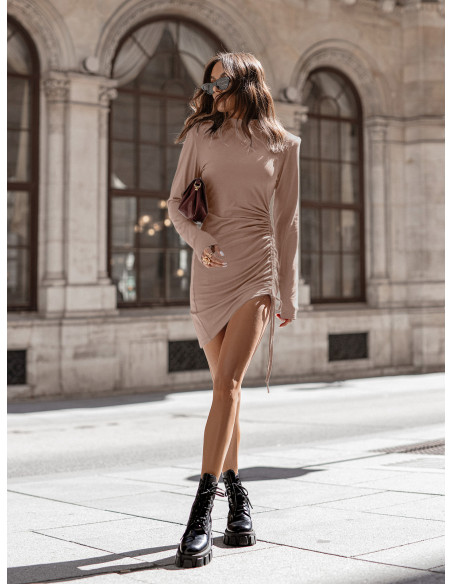 Wiskozowa sukienka mini z marszczeniem RAFINA - cappuccino