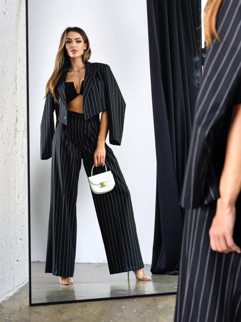 Krótka marynarka oversize w prążek JANEY - czarna