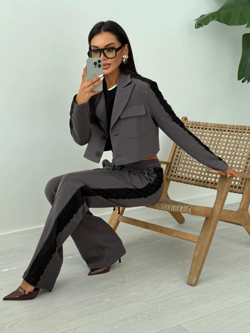 Stylowy komplet z koronkową wstawką SAYLOR - grafitowy