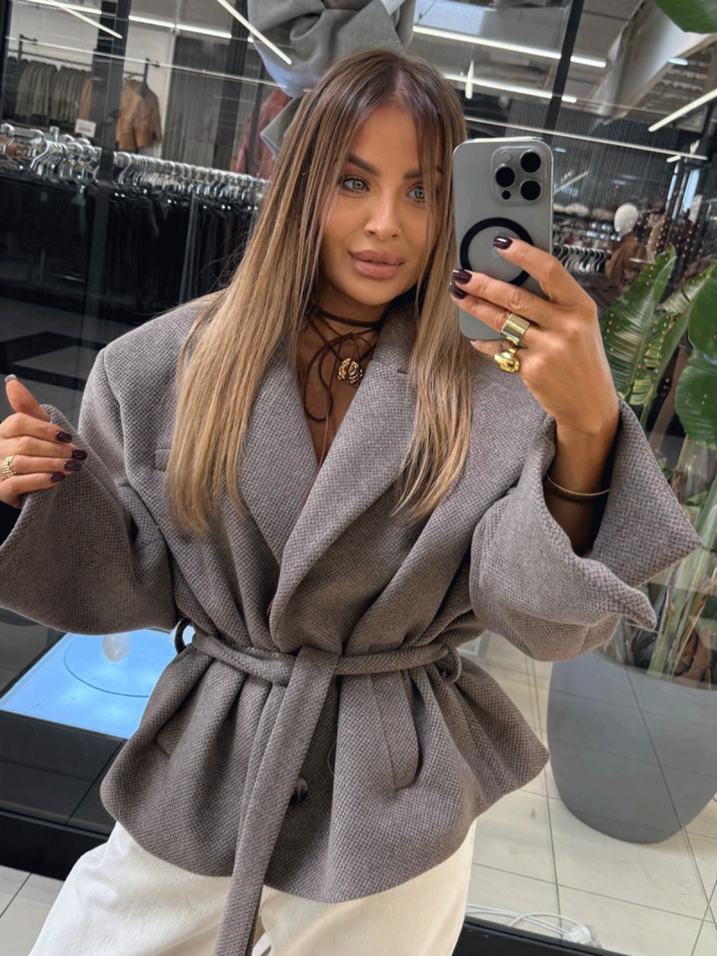 Stylowy krótki  płaszcz z paskiem...