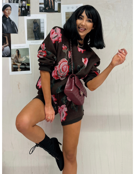 Komplet sweterkowy ze spodenkami w różę AYLIN - czekoladowy