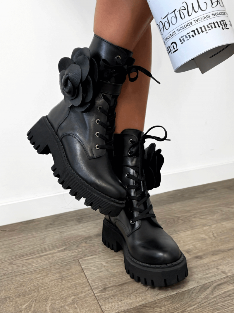 Skórzane buty workery z ozdobnym kwiatem - czarne