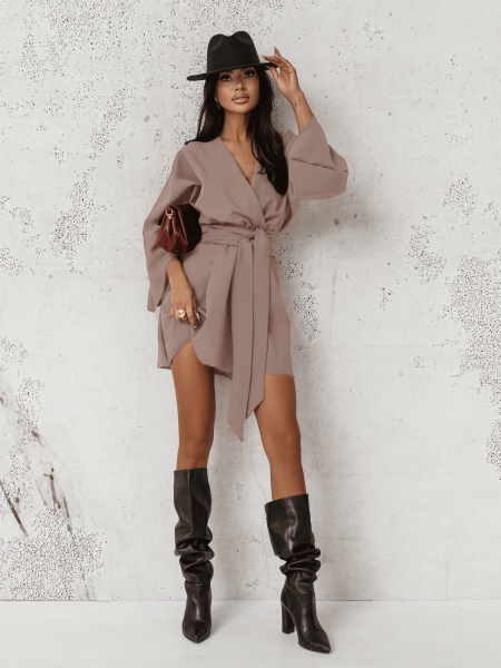 Sukienka mini z przekładanym dekoltem ALIA - mocha mousse 2