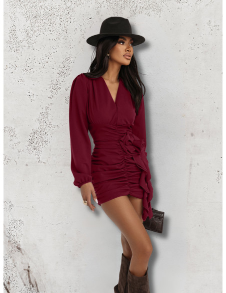 Marszczona sukienka z ozdobnym kwiatem HASJA - bordowa