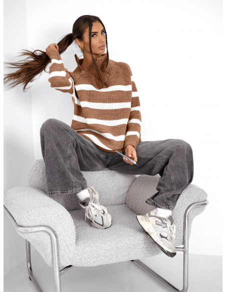 Sweter w paski z zamkiem przy ramieniu DIARA - mocha mousse
