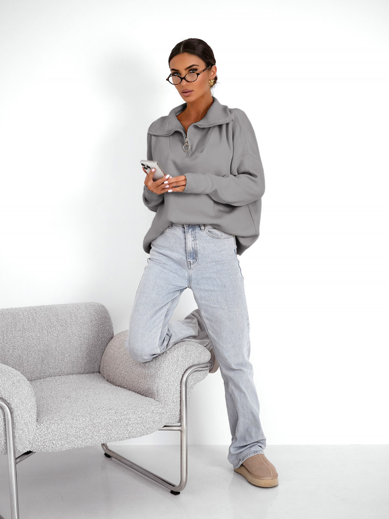 Sweter oversize z zamkiem na dekolcie...