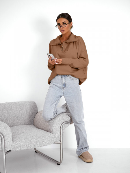Sweter oversize z zamkiem na dekolcie AYLE - mocha mousse