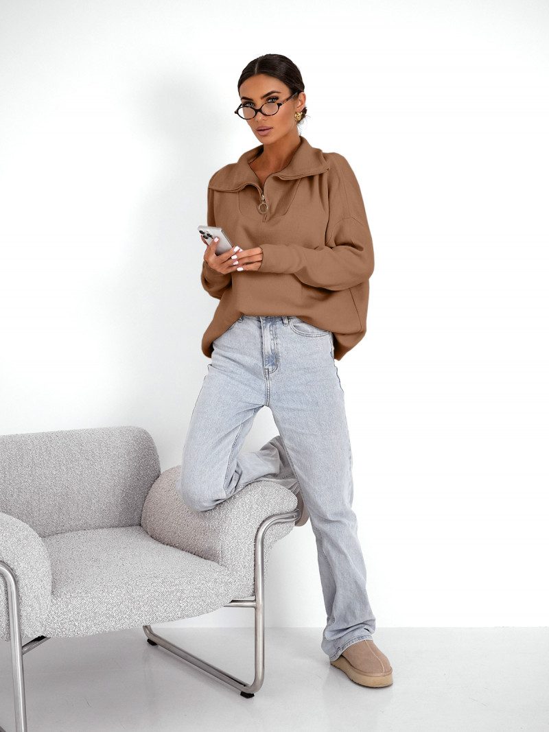 Sweter oversize z zamkiem na dekolcie AYLE - mocha mousse