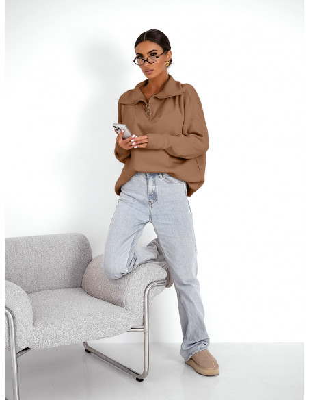 Sweter oversize z zamkiem na dekolcie AYLE - mocha mousse