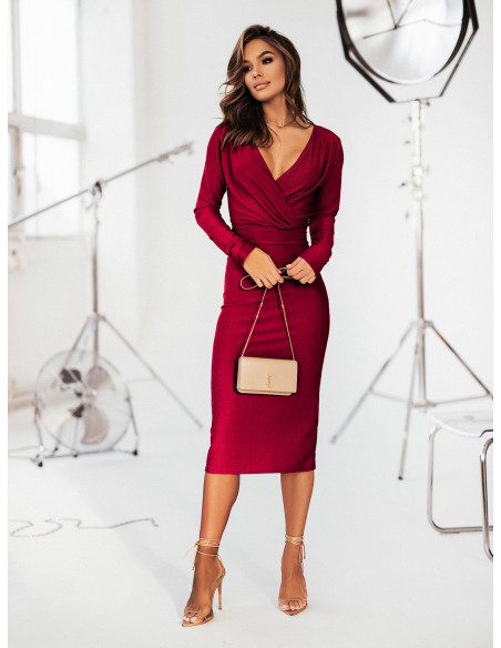 Brokatowa midi sukienka z kopertowym dekoltem - JUSTI - czerwona