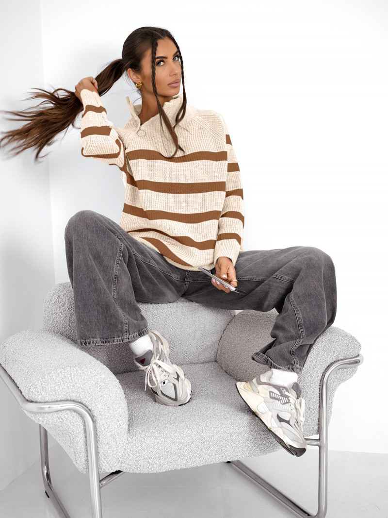 Sweter w paski z zamkiem przy...