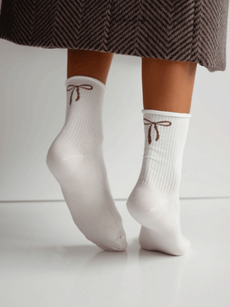 Skarpetki damskie prążkowane bezuciskowe z kokardką - białe