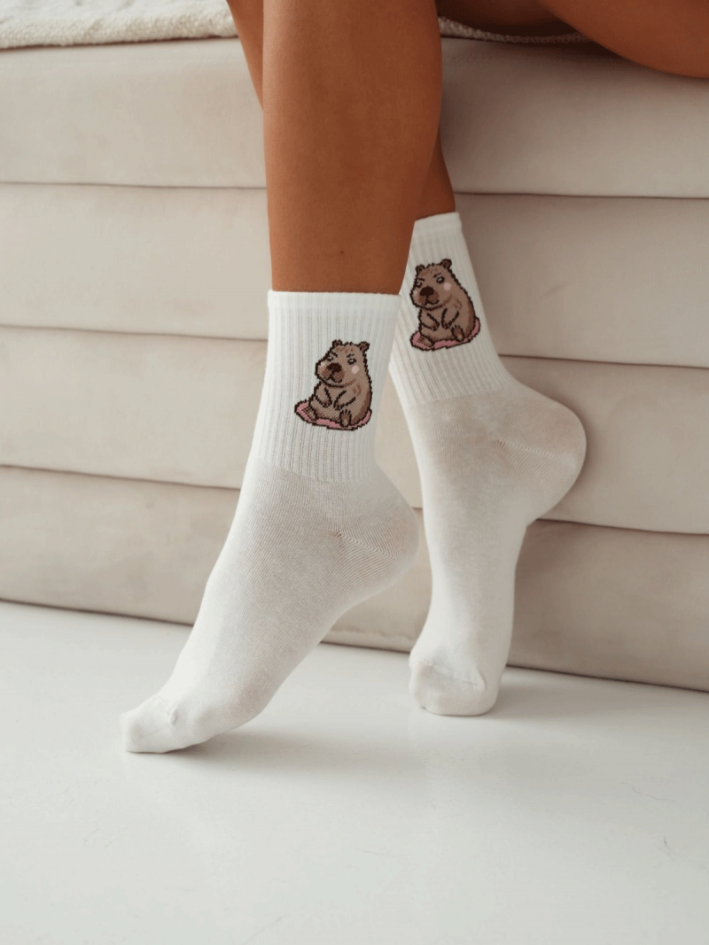 Skarpetki damskie siedząca kapibara - białe