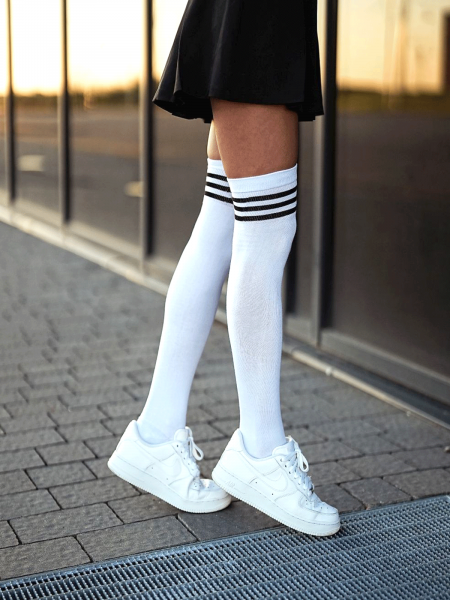 Zakolanówki bawełniane ze ściągaczem w paski - białe