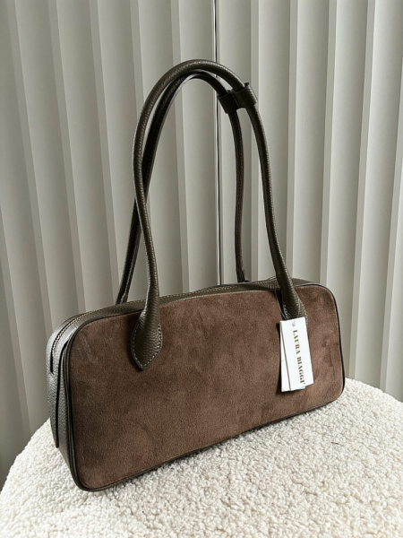 Zamszowa torebka kuferek na długich rączkach - czekoladowa 2