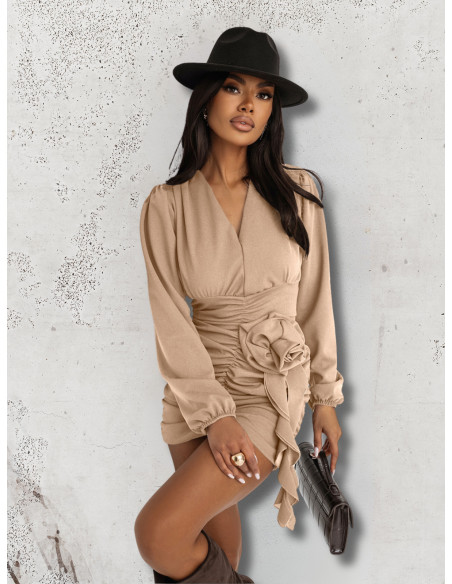 WP marszczona sukienka z ozdobnym kwiatem - cappuccino