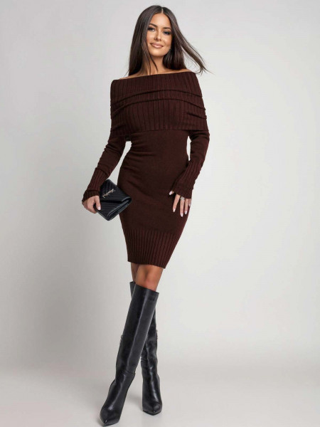 Dzianinowa sukienka z odkrytymi ramionami SOLI - czekoladowa