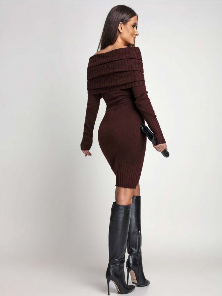 Dzianinowa sukienka z odkrytymi ramionami SOLI - czekoladowa 2
