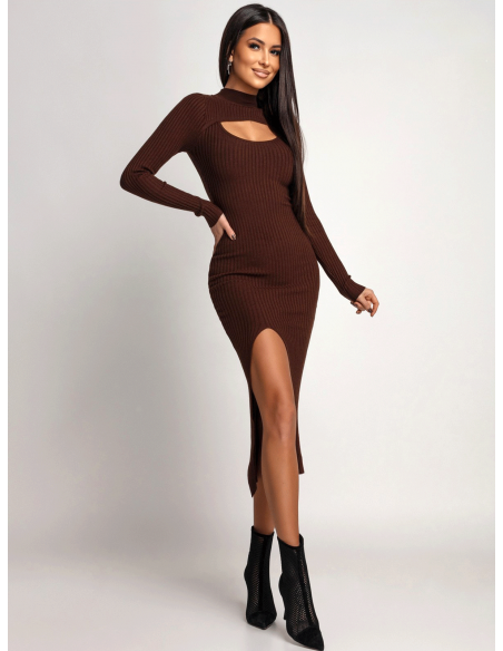 Prążkowana sukienka z wycięciem na dekolcie ARIE - czekoladowa