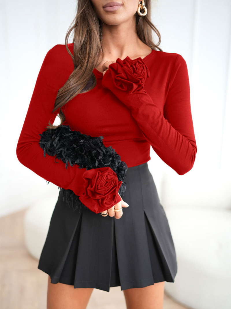 Wiskozowa bluzka z różą na rękawie...