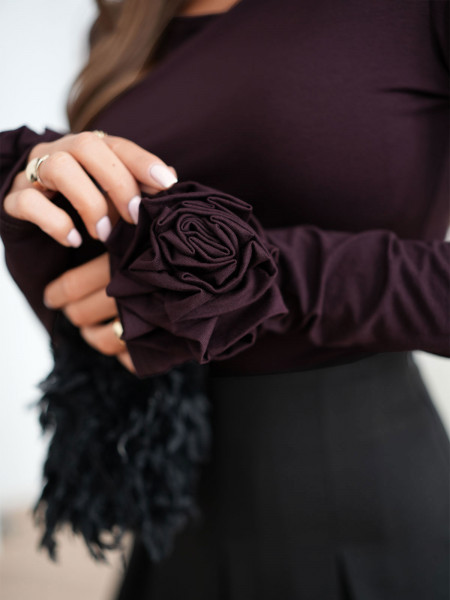 Wiskozowa bluzka z różą na rękawie ELIJA - czekoladowa 2