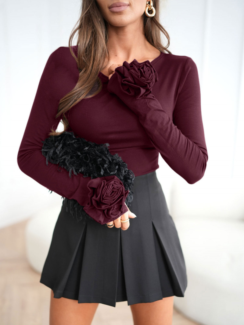 Wiskozowa bluzka z różą na rękawie ELIJA - bordowa
