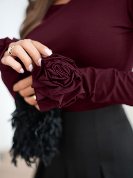 Wiskozowa bluzka z różą na rękawie ELIJA - bordowa