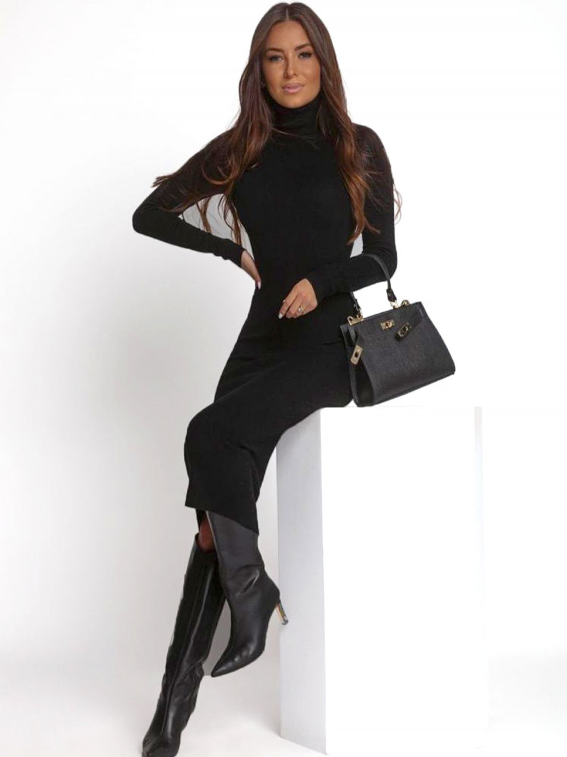 Dzianinowa sukienka midi z golfem...