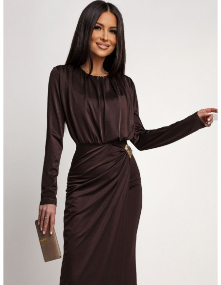 Elegancka sukienka maxi z ozdobną klamrą MARION - czekoladowa