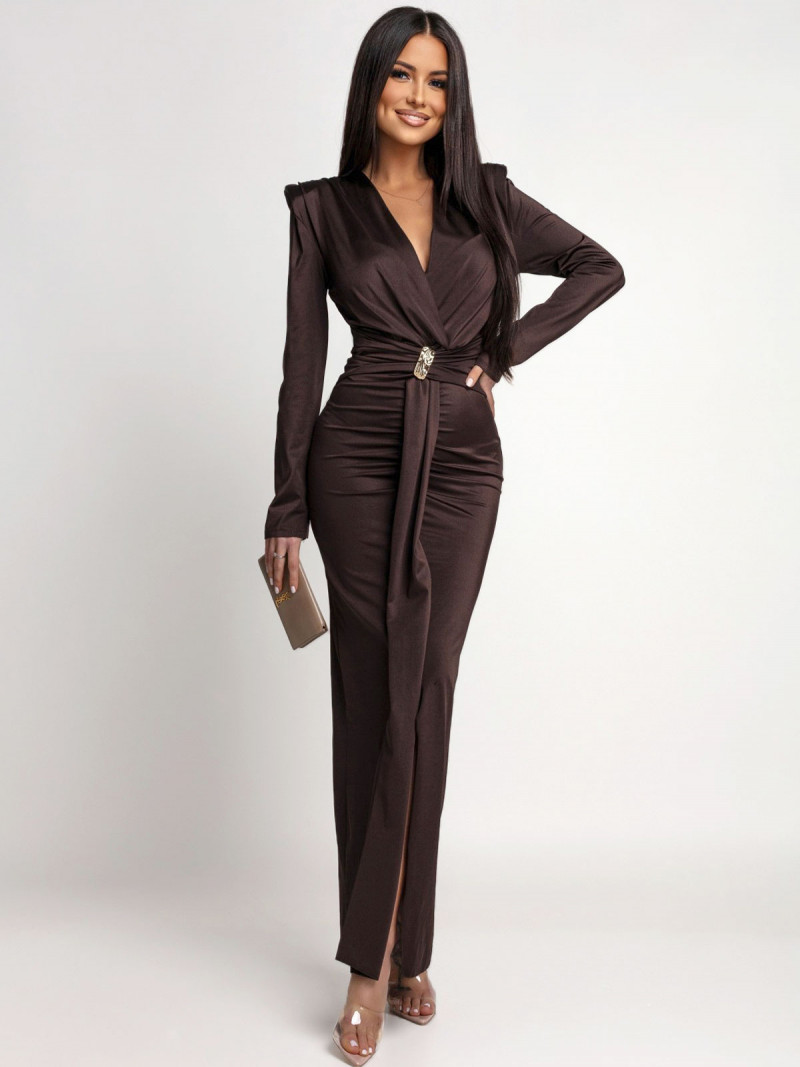 Elegancka sukienka maxi z ozdobną klamrą SYNTHIA - czekoladowa