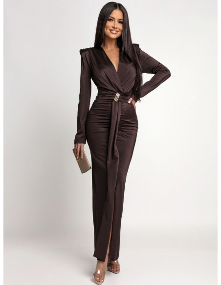 Elegancka sukienka maxi z ozdobną klamrą SYNTHIA - czekoladowa