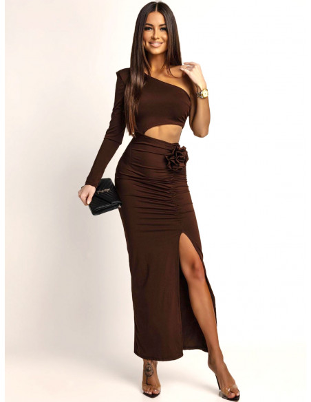 Sukienka maxi z wycięciem w talii KACIE - czekoladowa