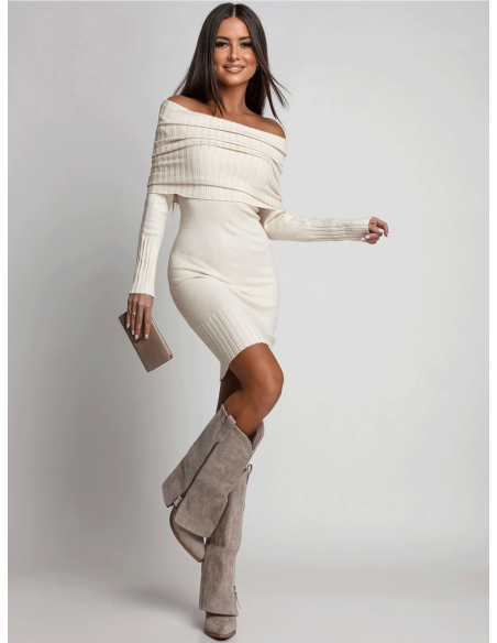 Dzianinowa sukienka z odkrytymi ramionami SOLI - jasny beż