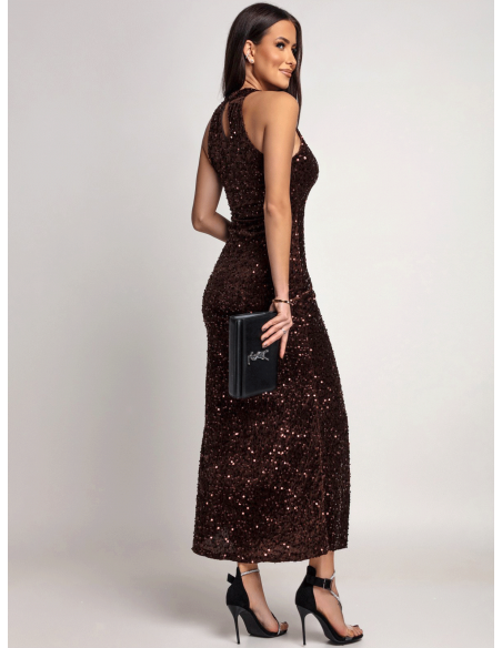 Cekinowa sukienka maxi z dekoltem halter DONI - czekoladowa