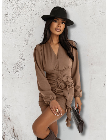 Marszczona sukienka z ozdobnym kwiatem HASJA - cappuccino