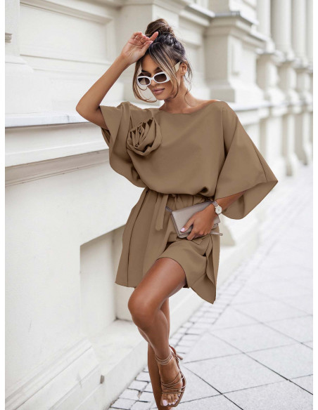 Kobieca sukienka nietoperz z różą BRIA - czekoladowa