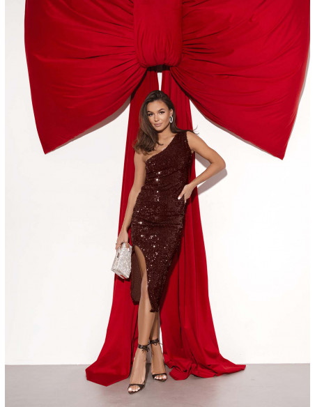 Cekinowa sukienka midi na jedno ramię SERENI - czekoladowa