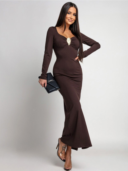 Elegancka sukienka maxi z ozdobną klamrą KATIA - czekoladowa
