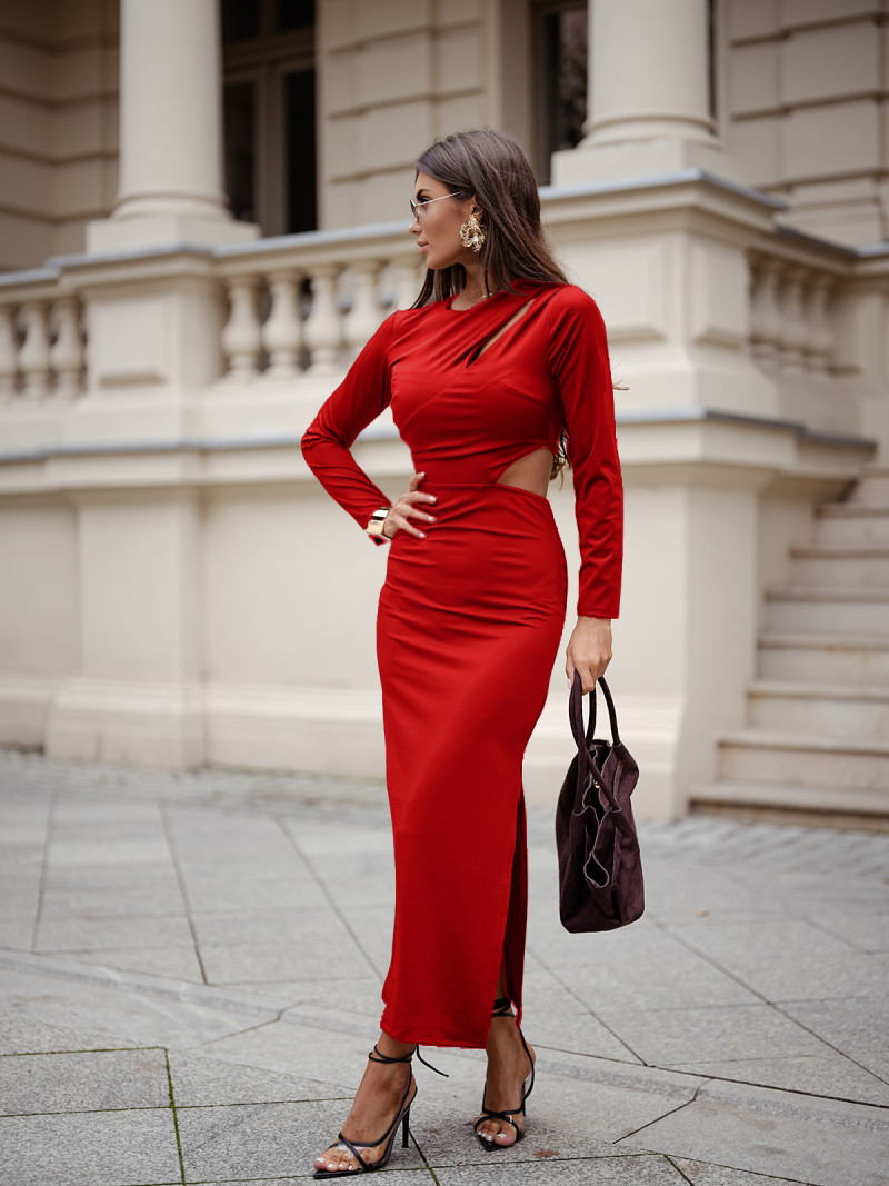 Dopasowana maxi sukienka z wycięciami DEVRA - czerwona