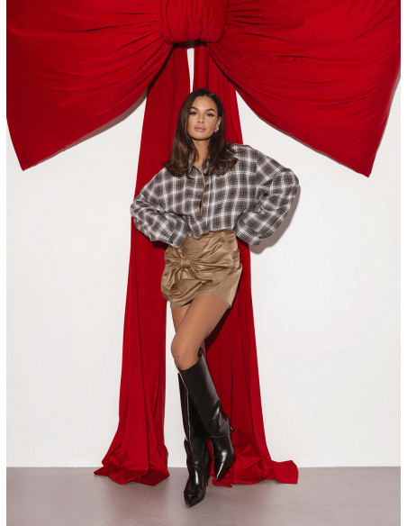 Spódnica mini z eko-skóry z kokardą ROANA - beżowa