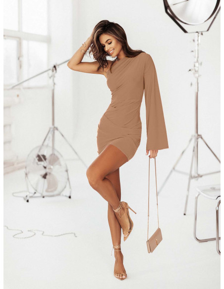 Elegancka sukienka na jedno ramię - AMALIBA - mocha mousse