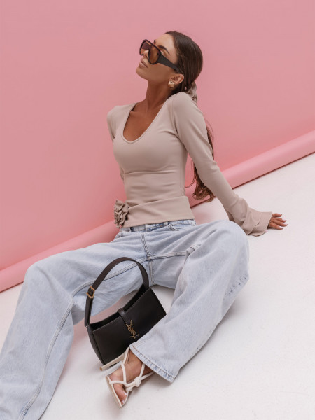 Prążkowana bluzka z falbanami na rękawach AVELLINA - beżowa