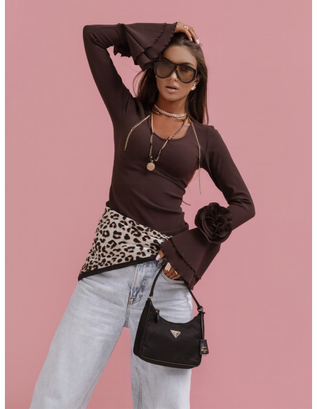 Prążkowana bluzka z falbanami na rękawach AVELLINA - czekoladowa