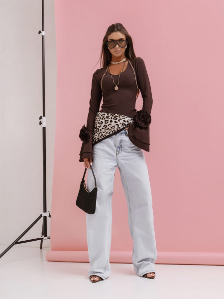 Prążkowana bluzka z falbanami na rękawach AVELLINA - czekoladowa 2