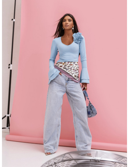 Prążkowana bluzka z falbanami na rękawach AVELLINA - błękitna