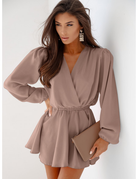 Krótki kombinezon z przekładanym dekoltem KANO - mocha mousse